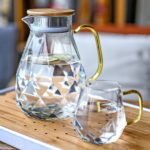 Pichet à eau en verre avec couvercle en bois avec 2 tasses
