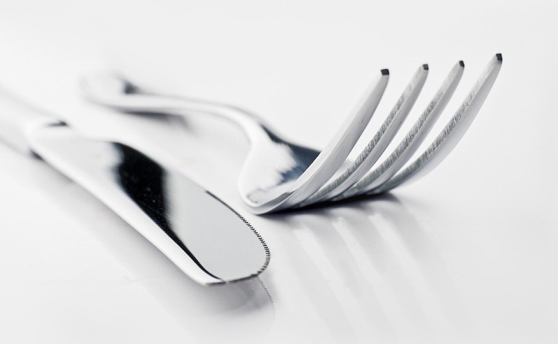 fourchette et couteaux posés sur la table