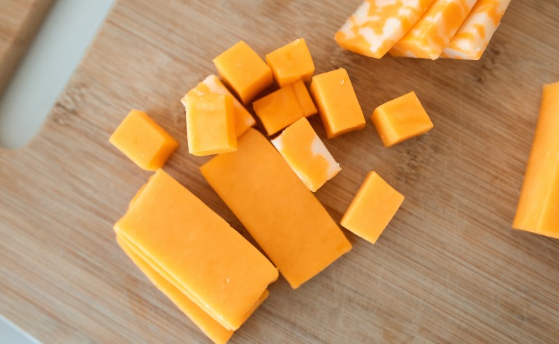 fromage coupé en dé sur une planche fromage