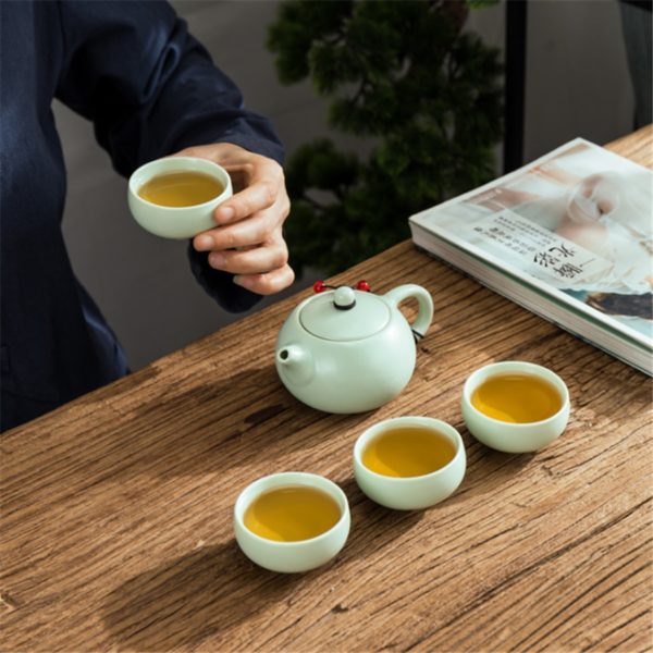 Service à thé traditionnel en porcelaine