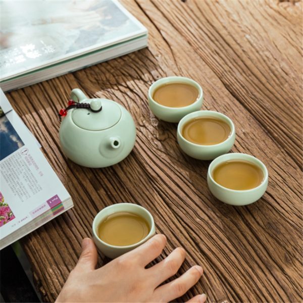 Service à thé traditionnel en porcelaine