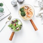 Saladier en forme de casserole en verre et poignée en bois