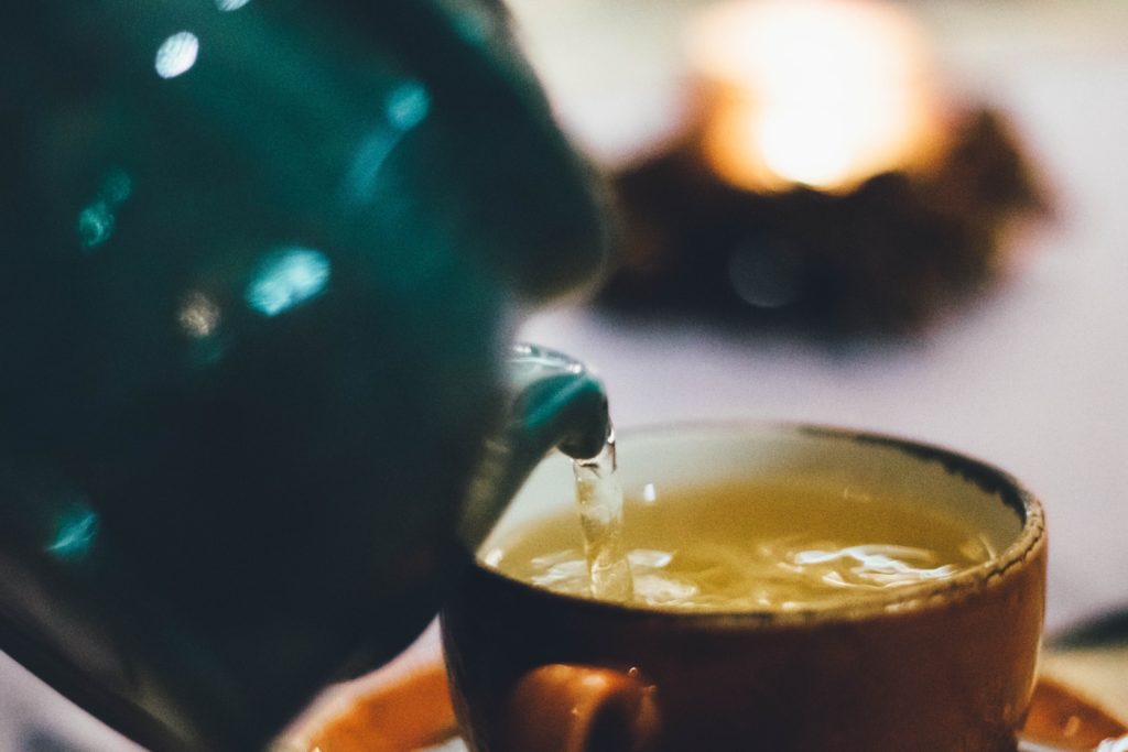 Comment bien servir le thé ? – préparer, infuser et servir.