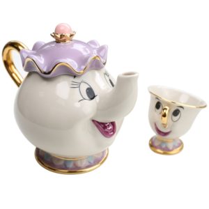 Service à thé représentant la théière et la tasse du dessin animé la belle et la bête , et présentés sur fond blanc