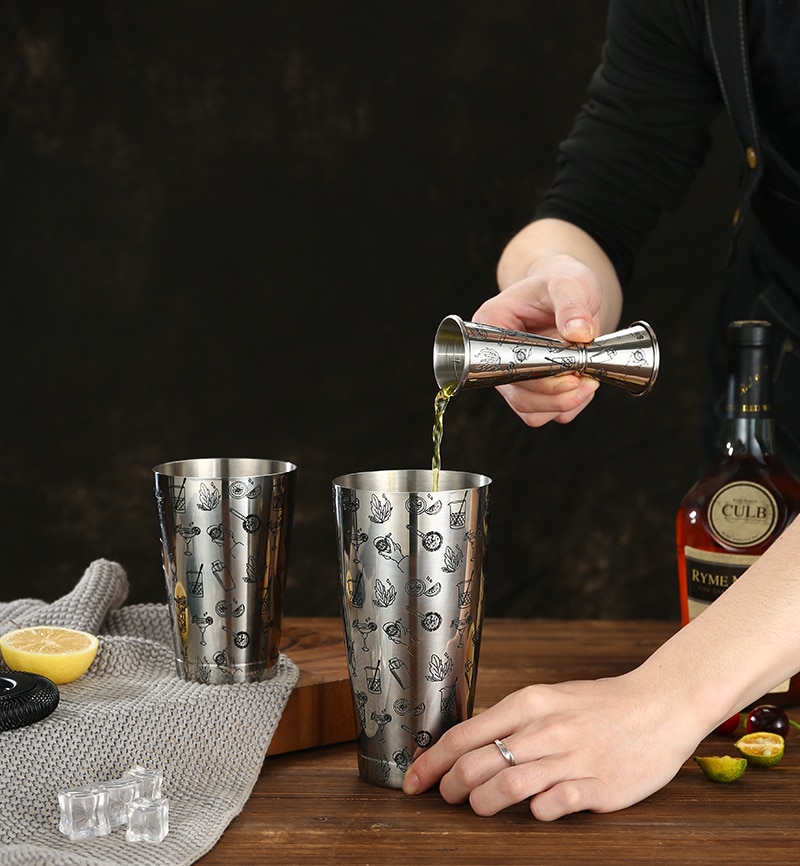 Shaker à cocktail avec motif gravé avec image cocktails