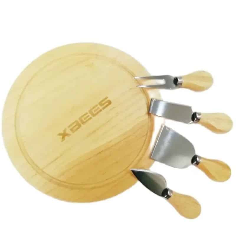 Planche à découper fromage en bois et outils de coupe