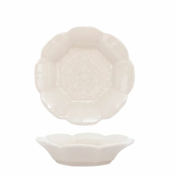 Assiette vintage dessert the en forme de fleur, assiette blanche sur fond blanc