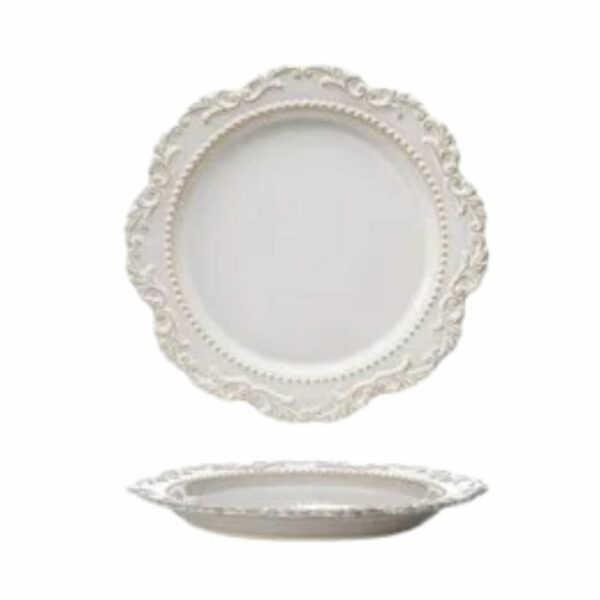 Assiette vintage plate élégante style baroque de couleur beige sur fond blanc