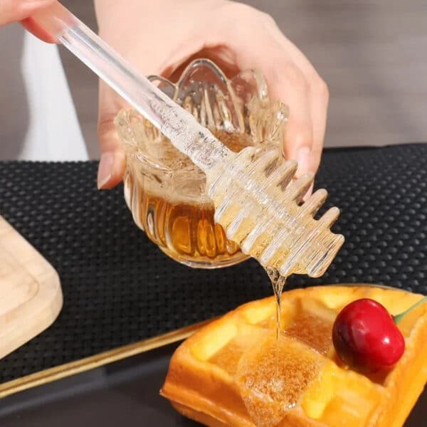 Cuillère à Miel Pratique et Transparente tenue par une personne